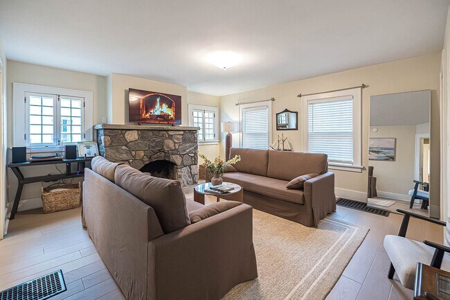 Building Photo - Quaint 4 bedroom Erie Home with Central Air & Garage Parking (Month to Month available)