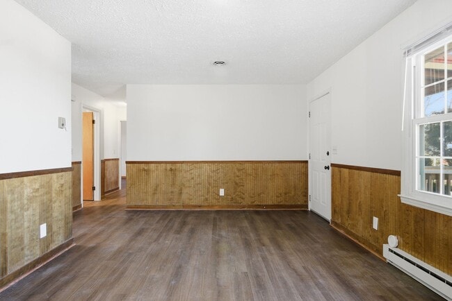 Building Photo - 3 bed, 1 bath.  Pet Friendly New remodel