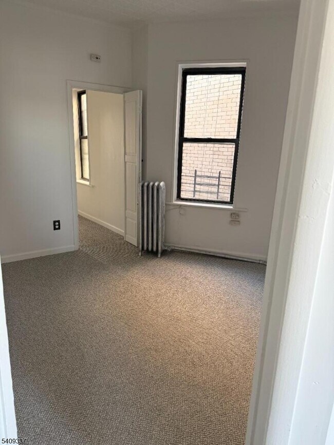 Building Photo - 402 60th St