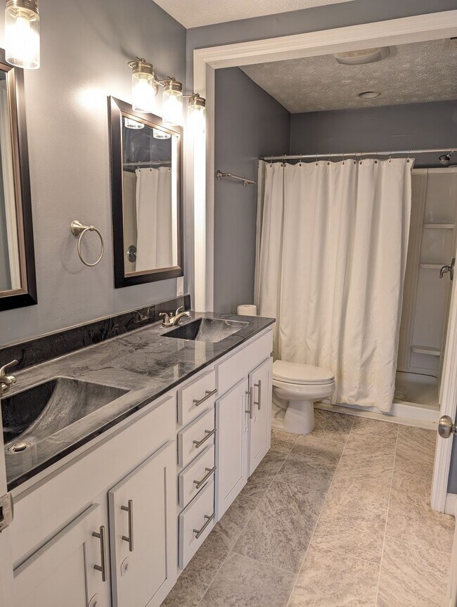 Building Photo - AVAILABLE 1/1/2026- 3 Bedroom / 2 Full Bath Home in Englewood!