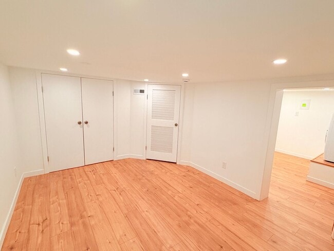 Building Photo - Charming 2 Bed 1 Bath Duplex in West Highlands
