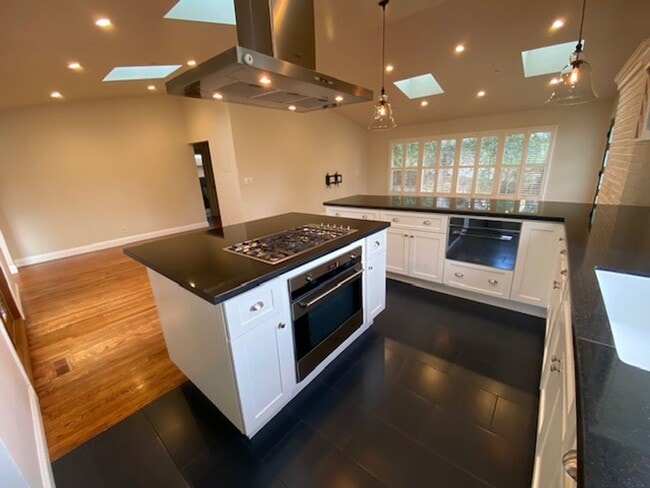 Building Photo - 1122 Miles Ave