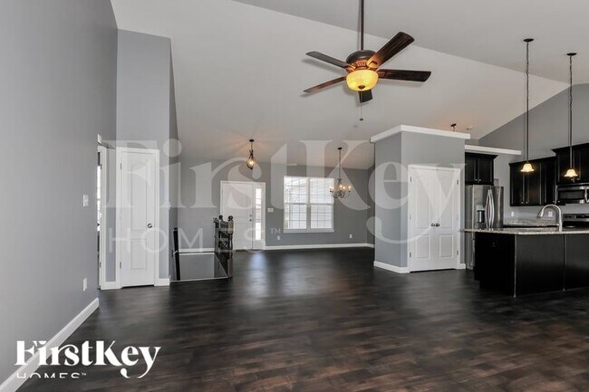 Building Photo - 221 Lonepine Dr