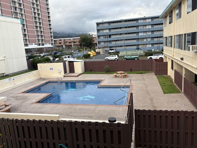 Building Photo - Pet friendly! 2 bedrooms, 1.5 bath, 1 park...