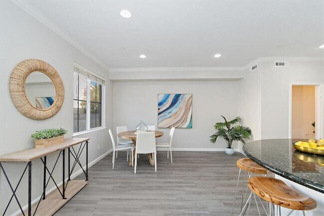 Building Photo - 3 Bedroom + Bonus Room End Unit Townhome