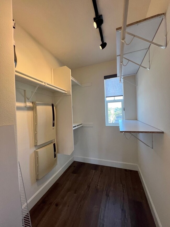 Building Photo - Spacious 1 Bedroom 1 1/2 Bathroom Townhome...