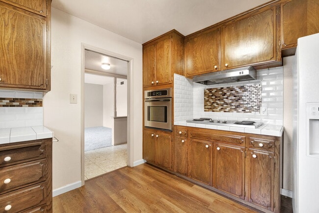 Building Photo - 1564 E Escalon Ave