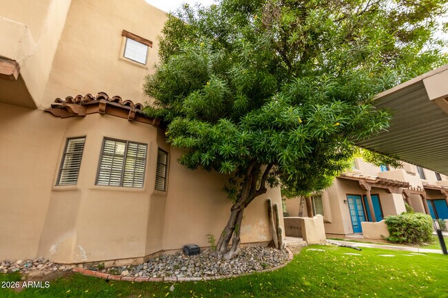 Building Photo - 1446 E Grovers Ave