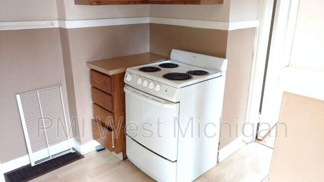 Building Photo - 1948 Silver Ave SE