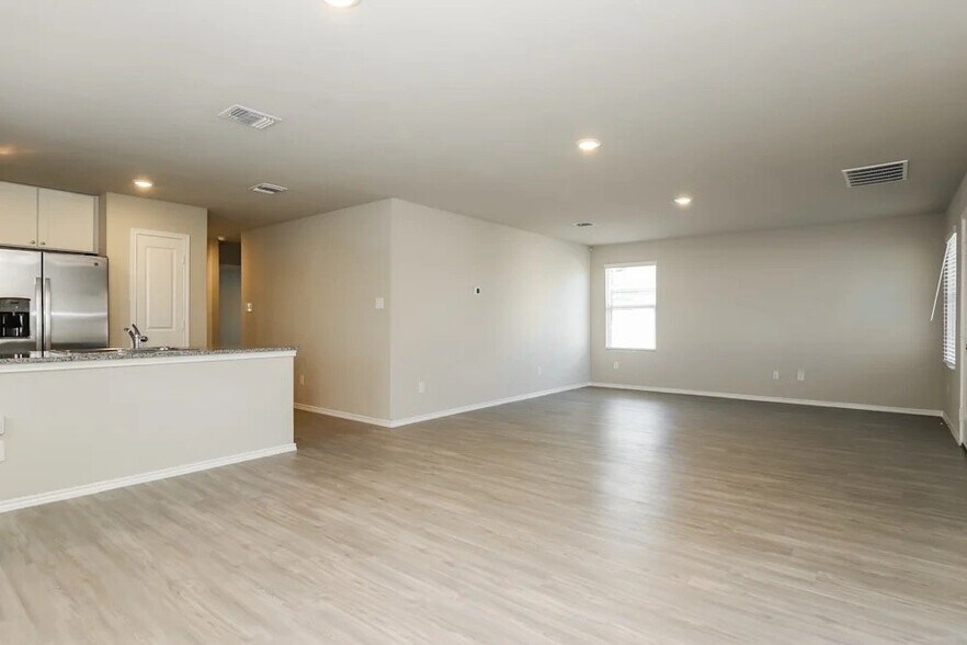 Building Photo - 5735 Leon Pl