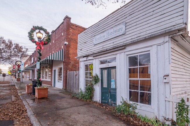 Building Photo - Charming 3 Bedroom, 2 Bathroom Home in Matthews!