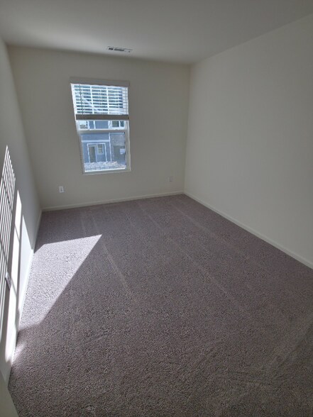 Building Photo - 2062 Gln Xing Dr