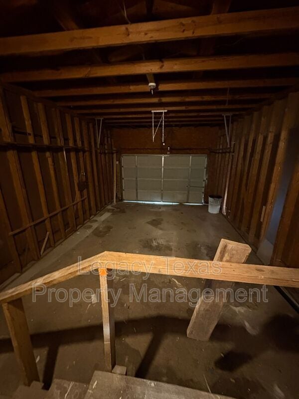Building Photo - 404 E Westhill Dr