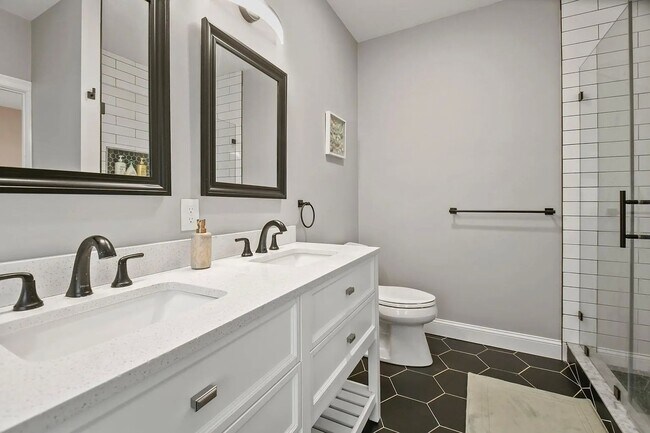 Building Photo - Renovated Apartment in Medford