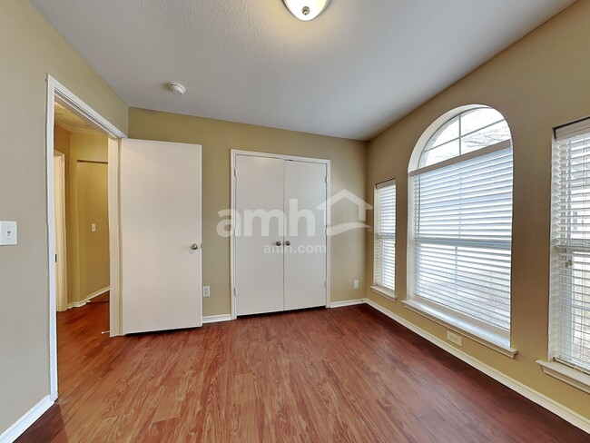 Building Photo - 308 Lake Travis Dr