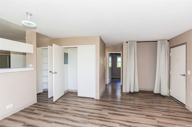 Building Photo - Lovely 2 bedroom 1 bath, with 1 open parking