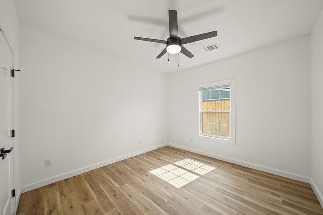 Building Photo - 6206 Lyndhurst Dr