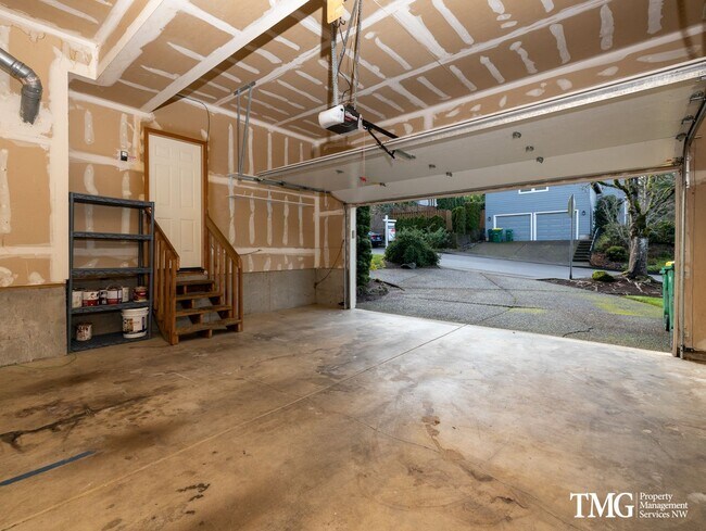 Building Photo - Grand 5+ Bedroom Home in Desirable Garden Home- Raleigh Hills Location with 2800 Sq Ft!