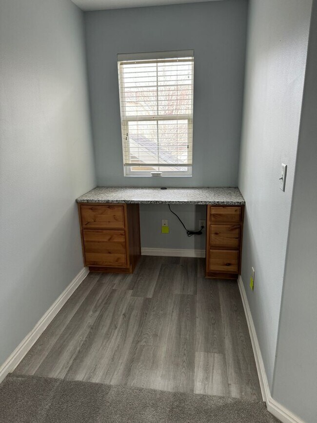 Building Photo - Townhouse with Spacious layout and convien...