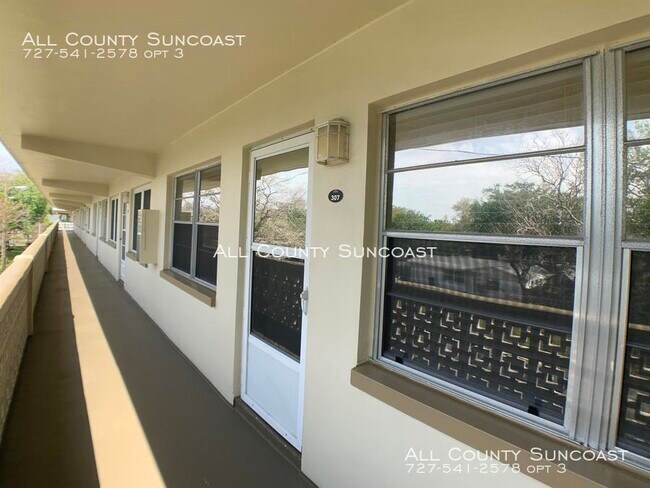 Building Photo - Beautiful 55+ Condo in Gateway Square!