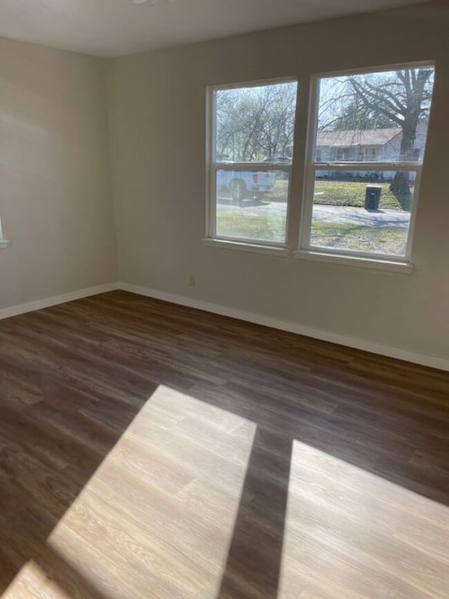 Building Photo - 1648 S Maple Ave