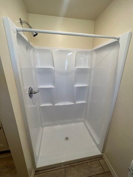 Shower - 1001 Elledge Dr