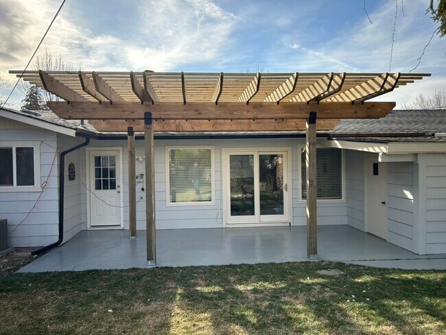 Building Photo - 220 N Owyhee St