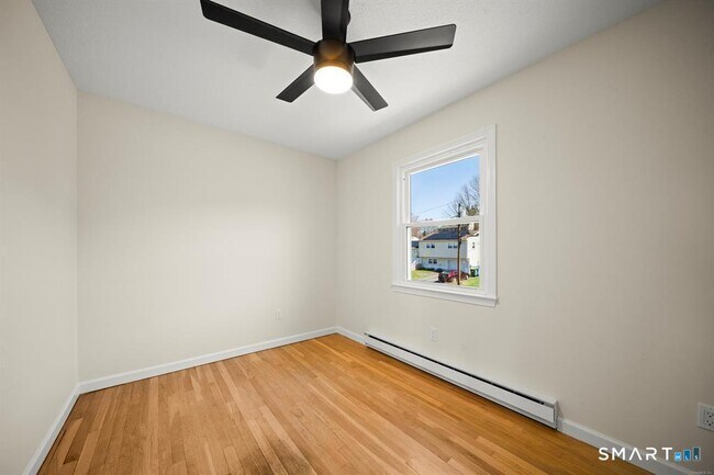 Building Photo - 25 Greenview Dr
