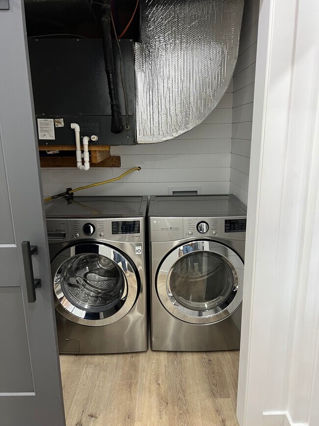 Building Photo - 447 Main St