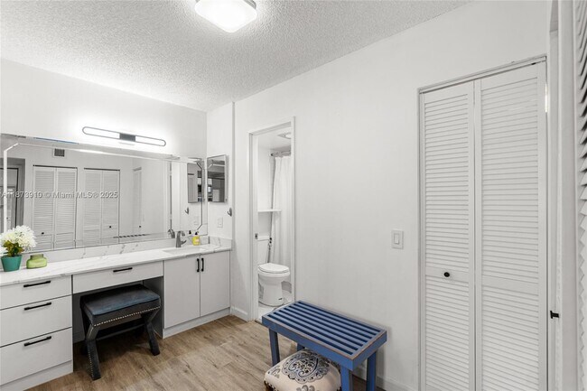 Building Photo - 3731 N Country Club Dr