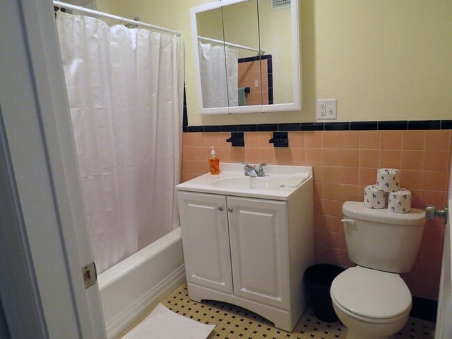 Building Photo - Nicely renovated 2 bed in Brookline