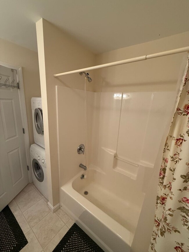 Building Photo - Furnished 2 Bedroom Condo Available for 1 ...