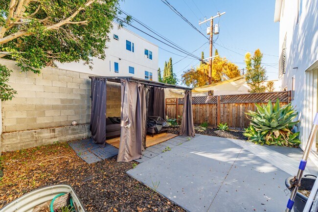 Building Photo - 1119 N Berendo St