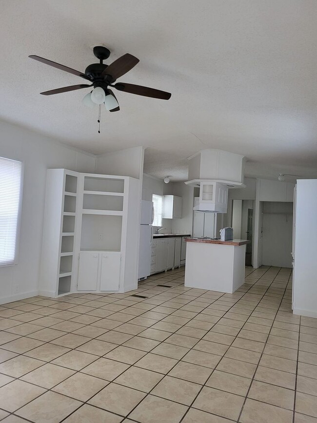 Building Photo - Ready to Move in!