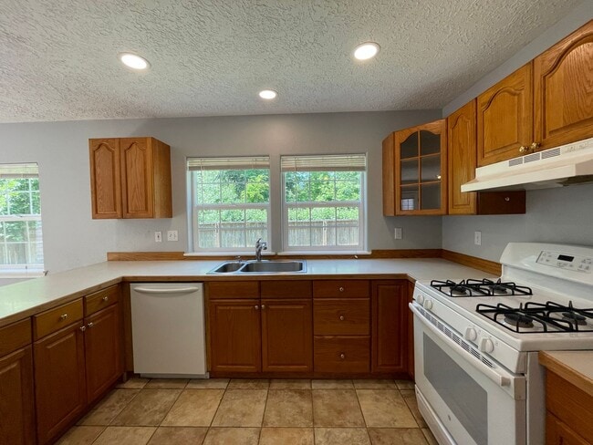 Building Photo - SE Home 3Bd/2.5Ba Home Close to the Willamette River off McLoughlin Blvd. 2 Car Garage and Washer...