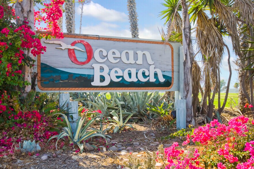 Building Photo - 5027 Santa Monica Ave