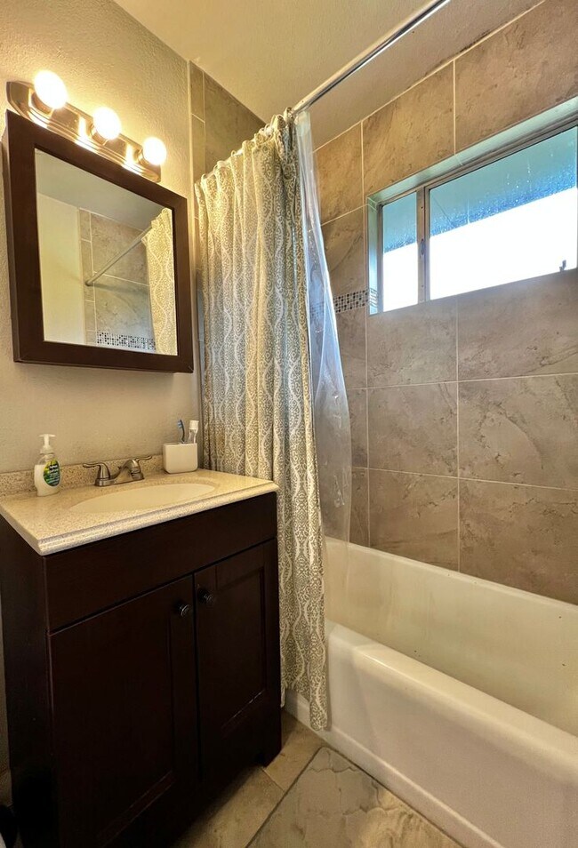 Building Photo - Beautifully Remodeled 5 Bed 2 Bath House i...