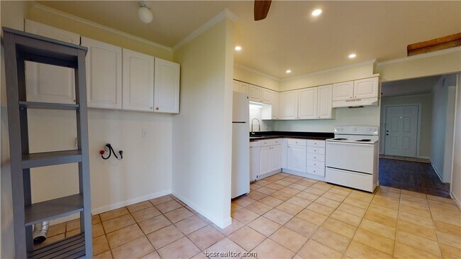 Building Photo - 1601 Cloverdale Ct