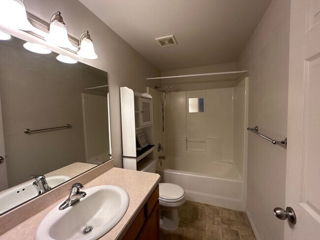 Building Photo - 3 Bedroom / 2 Bathroom Home in SE Madras