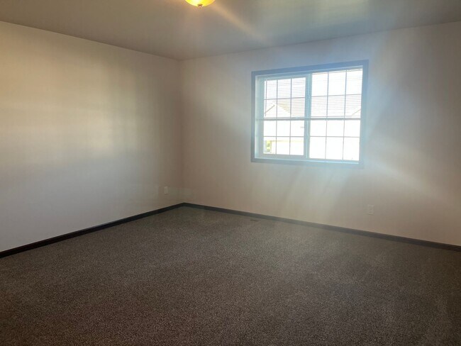 Building Photo - 3 Bed 3 Bath Twin Home