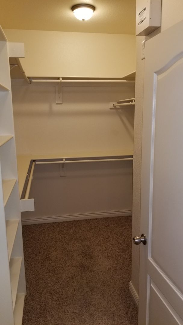 Building Photo - 4 bed 2.5 bath townhome with 2 car garage
