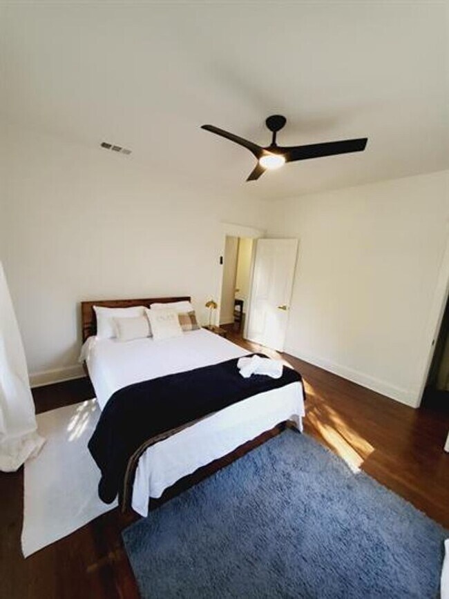 Building Photo - Beautiful Spacious 4 BD Home and 1 BD Back House with Pool!! Right Across Rhodes College, Perfect...