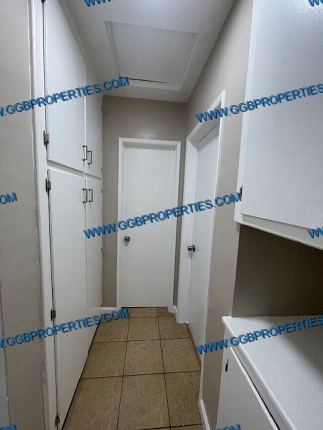 Building Photo - Will not Last! Charming 2 BD / 1 BA Norwalk Home with One Car Garage / Laundry Hook Ups