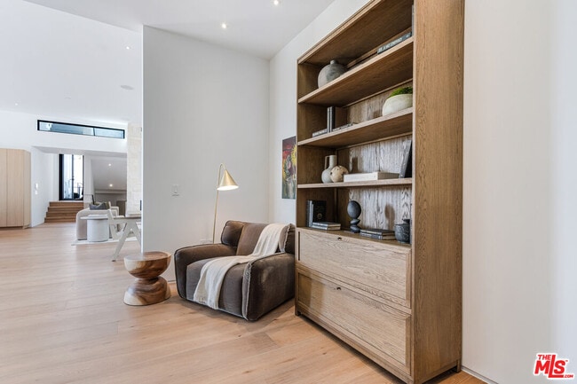 Building Photo - 1205 Las Lomas Pl