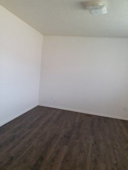 Master bedroom - 4616 N Tumbleweed Dr