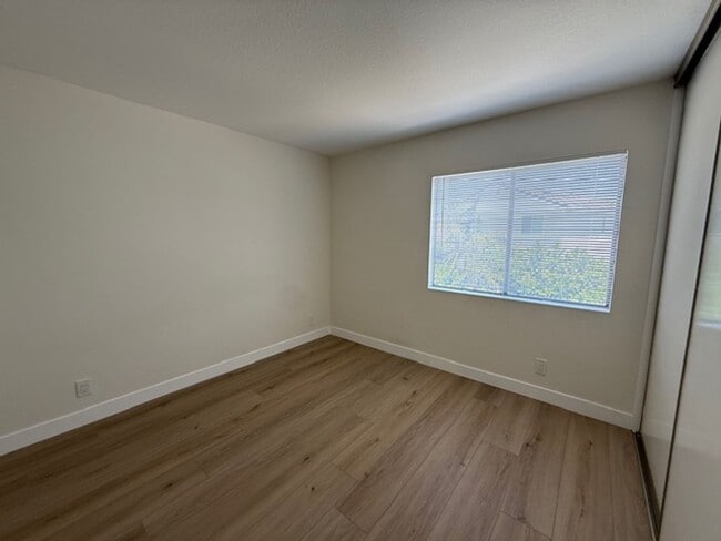 Building Photo - Updated 3 Bedroom Detached Home in Woodbri...