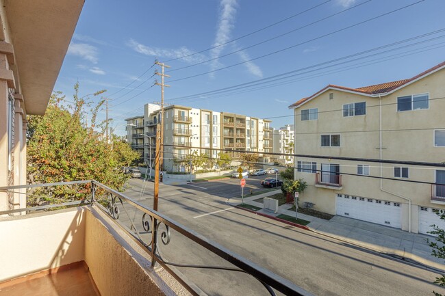 Building Photo - Cozy 2-Bedroom, 2-Bathroom in Los Angeles