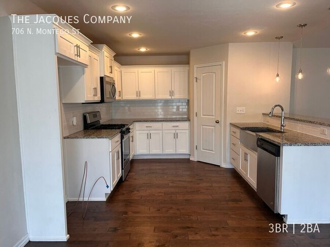 Building Photo - 706 N Montego St