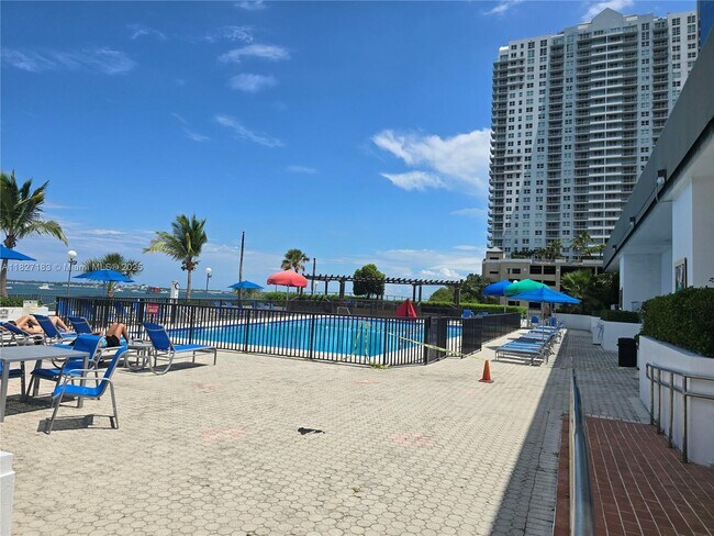 Building Photo - 999 Brickell Bay Dr