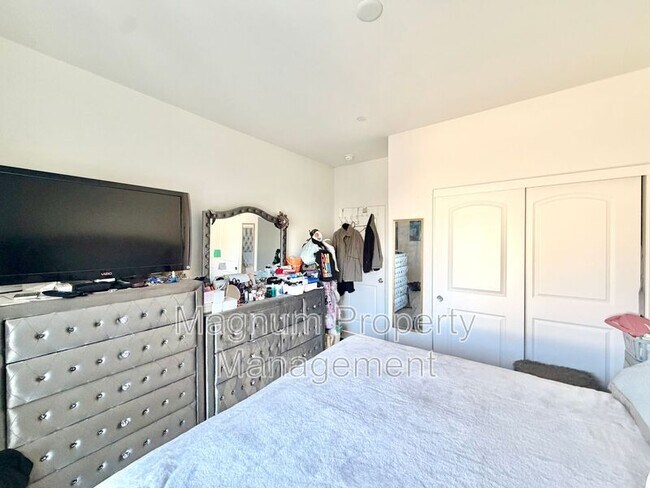 Building Photo - 30120 Crescent Pointe Wy